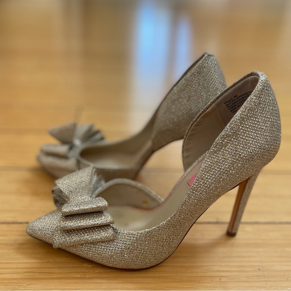 BETSEY JOHNSON HEELS SIZE 6 - GOLD SPARKLE BOW POINT TOE